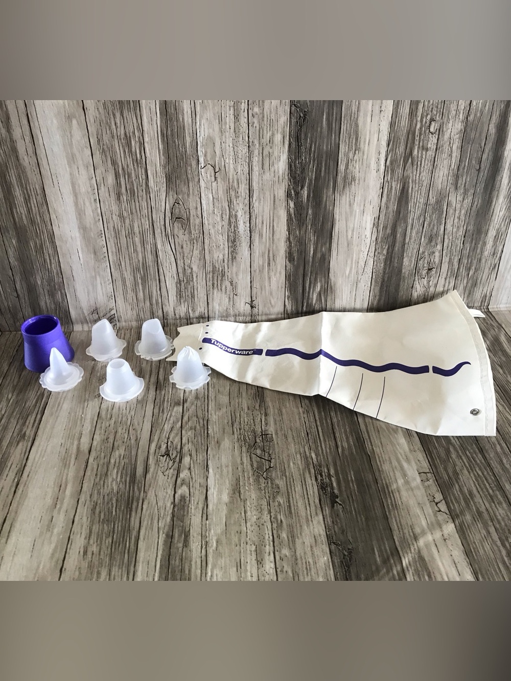 TUPPERWARE PIPING BAG— INCLUDES 5 SPOUTS